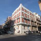 Ci dirigiamo ora su via Emanuele Mola, stradina che conta ben quindici edifici storici. Se ad angolo con via Tanzi scoviamo una costruzione pi� elegante e in stile eclettico...